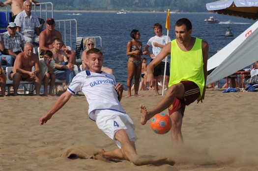 «Пляжники» ГТС (в белой форме) выиграли домашний турнир, в финале разбив «Бухарестский цемент»