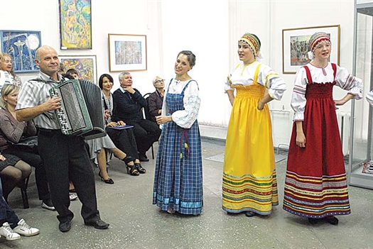Одной из изюминок церемонии открытия выставки стало выступление исаклинского фольклорного ансамбля «Затейница»
