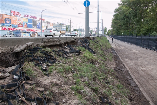 По распоряжению Дмитрия Азарова приняты срочные меры по восстановлению склона у Ботанического сада