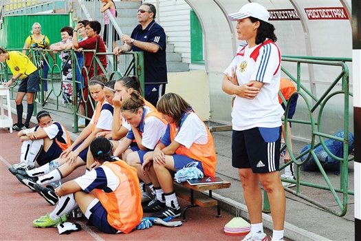 По мнению Разии Нуркеновой (справа), сейчас ее главная задача — научить девушек играть в футбол
