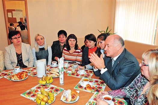 В неформальной обстановке Виктор Сазонов поздравил педагогов с профессиональным праздником