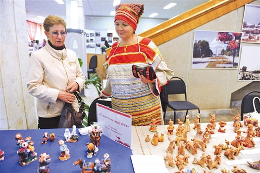 Со своими игрушками Ирина Соловьева (на фото слева) побывала на многих выставках
