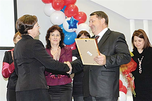 Владимир Классен (справа) вручил дипломы лучшим представителям дошкольного образования в области