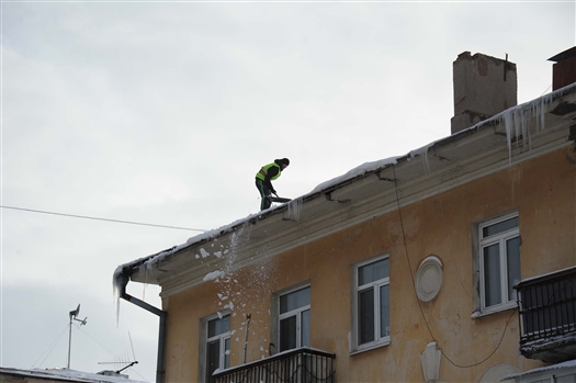 Самарцы могут пожаловаться на УК, допускающие нарушения при расчистке крыш от снега