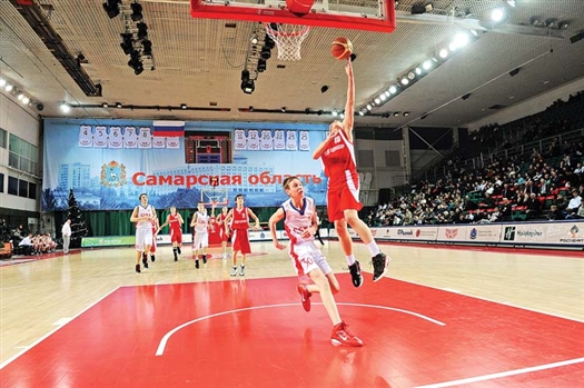 Как и год назад, баскетболистов ЦСКА (в белой форме) и самарской СДЮШОР №1 относят к фаворитам первенства
