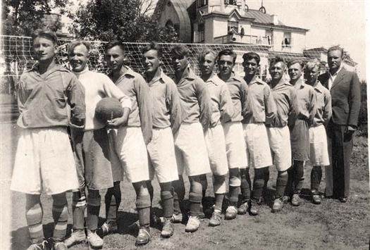 Команда «Крылья Советов» в 1942 году. Второй слева - Алексей Росовский