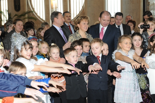 Владимир и Татьяна Артяковы поздравили детей с Новым годом