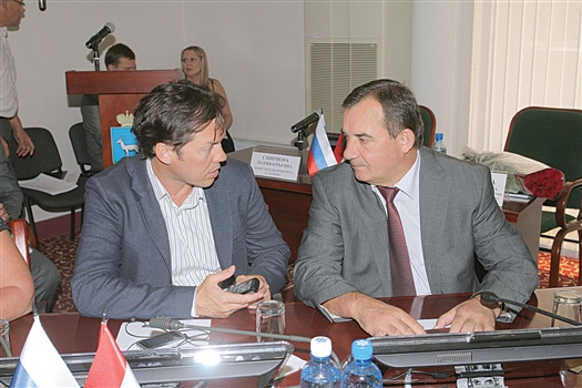 Александр Карпяк (справа) покинул Самарскую губернскую думу в декабре прошлого года, однако имя его преемника народные избранники узнают лишь в октябре этого года