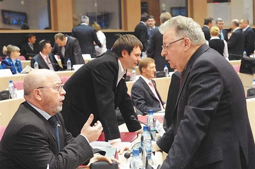 Александру Колычеву (справа) поручили ликвидировать партийный раскол, который может вылиться в громкий исход актива горотделения