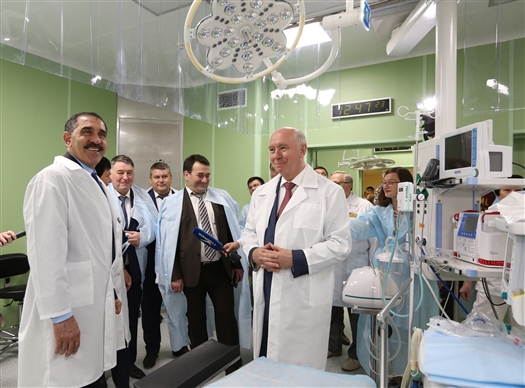 Николай Меркушкин и Юнус-бек Евкуров посетили перинатальный центр больницы им. Середавина