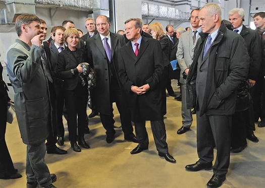 Виктор Зубков (в центре) и Владимир Артяков обсудили с сельхозпроизводителями комплекс мер господдержки