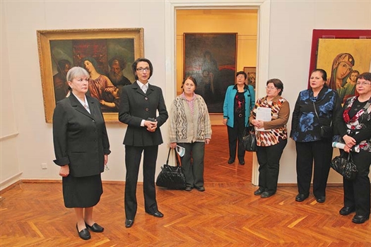 По словам Татьяны Еременко (слева), выставка знакомит зрителя с разными образами Девы Марии