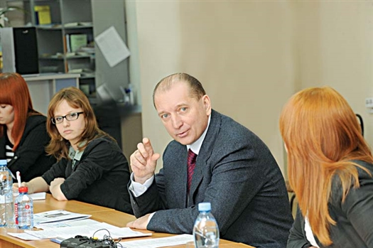 Молодые люди поинтересовались у Владимира Артякова, принимают ли власти участие в решении «квартирного вопроса»