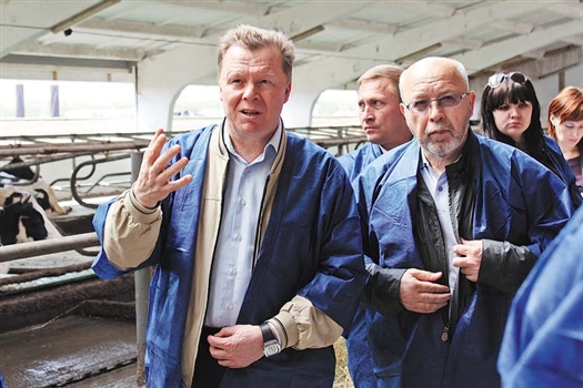 Василий Потякин отметил, что в Безенчукском районе - один из самых высоких уровней надоев молока