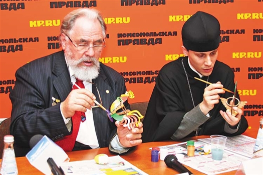 Заслуженный художник Рудольф Баранов (слева) лично расписал несколько сувениров