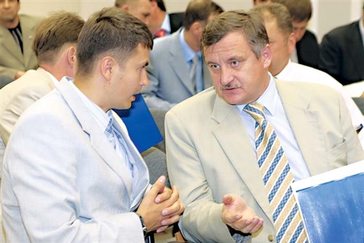 Глава Сызрани (справа) ответил на вопросы депутатов