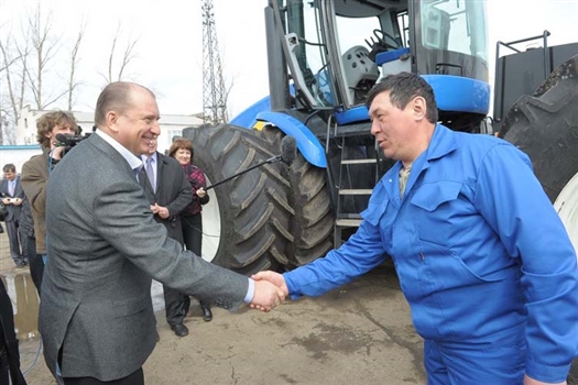 Владимир Артяков осмотрел одно из ведущих сельхозпредприятий региона — агрохолдинг "Василина"