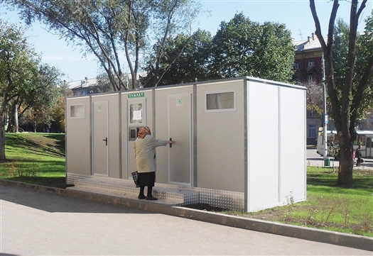 Объявление на павильоне на площади Кирова сообщает, что туалет не работает по техническим причинам