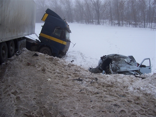 В Сызранском районе три человека погибли в ДТП с участием "десятки" и грузовика Volvo