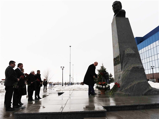 Губернатор возложил цветы к памятнику Виктору Полякову