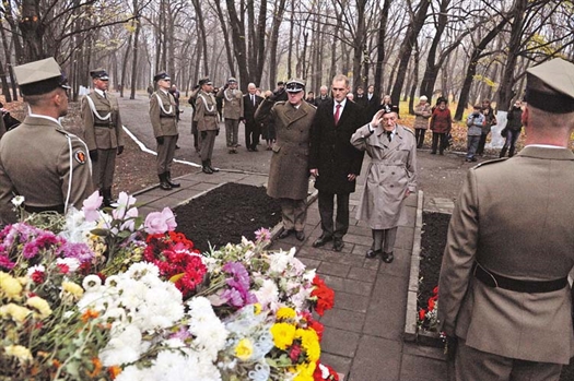 В ходе визита гостей прошла церемония возложения цветов к памятнику жертвам репрессий в парке имени Гагарина