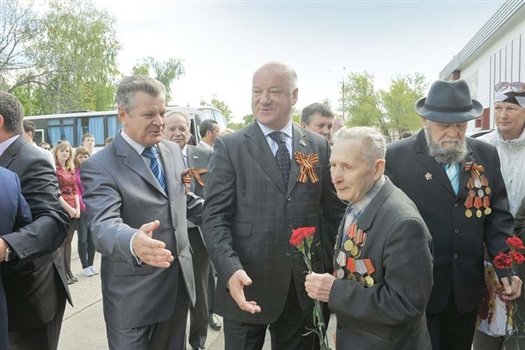 Виктор Сазонов лично поздравил каждого участника войны в Рощинском