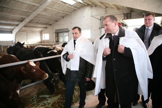 В ходе рабочей поездки Владимир Артяков посетил  мо­лочный комплекс компании "Радна" в с. Беловка