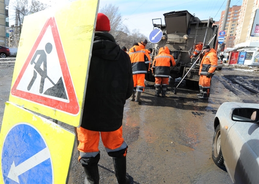 Спасать дороги от разрушения начали еще 3 марта ямочным ремонтом магистралей. Работы будут продолжаться в течение двух месяцев в круглосуточном режиме