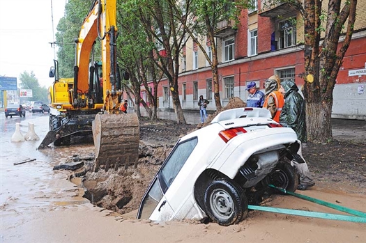 Водитель и четверо пассажиров еле успели выскочить из машины, которая начала уходить под асфальт.