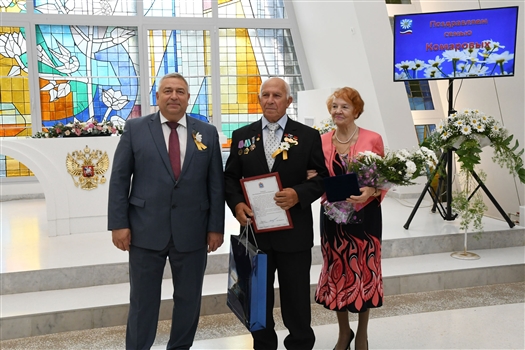 В Самаре самым крепким супружеским парам вручили медали "За любовь и верность"