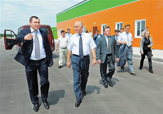 Андрей Пивнов (слева) пообещал губернатору, что уже в августе можно будет открыть новое производство на Тимашевской птицефабрике