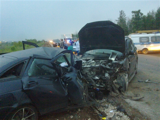 В Самаре на Южном шоссе возле Рубежного кладбища произошло крупное ДТП с участием 4 автомобилей. В результате ЧП один из водителей погиб