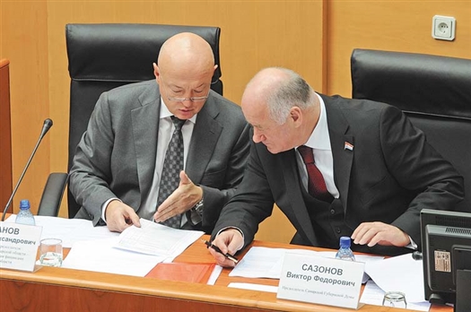 Министр финансов Павел Иванов (слева) и спикер губдумы Виктор Сазонов работают над бюджетом вместе.