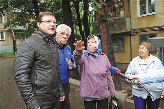 Жильцы окрестных домов сообщили Дмитрию Азарову, что проделанным ремонтом остались довольны