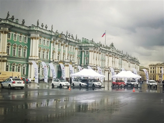 Бу Андерссон показал свой служебный Lada Largus VIP на Дворцовой площади Санкт-Петербурга