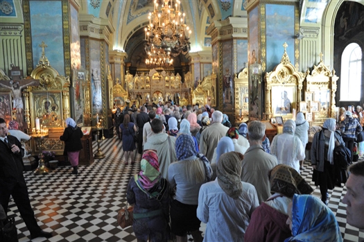 После торжественного молебна прямо на летном поле из аэропорта святыню со специальным кортежем отправили 
в Покровский кафедральный собор Самары