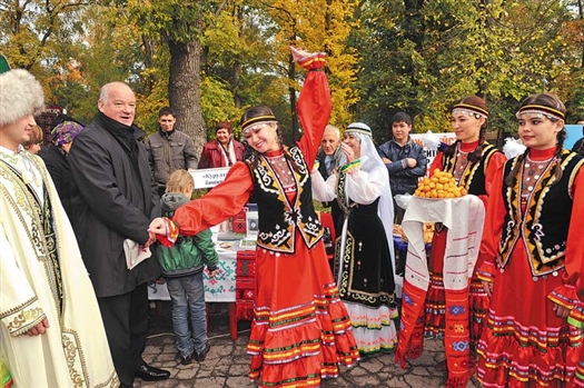 Гостем праздника национальных культур стал председатель Самараской губернской думы Виктор Сазонов