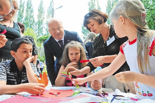 В парке имени 50-летия Октября Виктор Сазонов принял участие в создании праздничной аппликации и поздравил ребят с началом лета