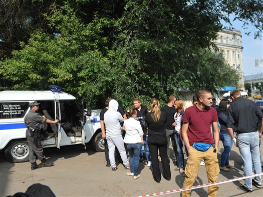 Знакомые убитых девушек  намерены дожидаться момента, когда Назарова выведут из здания суда