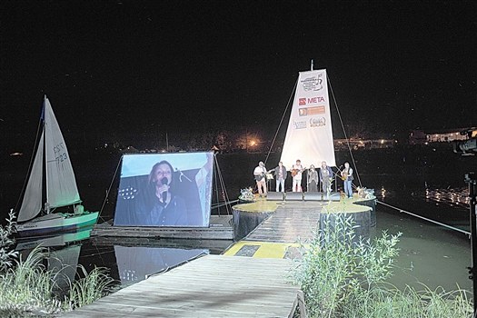 Фестиваль «Платформа»  
на Мастрюковских озерах в этом году был более чем насыщенным как 
по числу приехавших слушателей 
и исполнителей, так и по количеству 
и качеству происходящего на Поляне