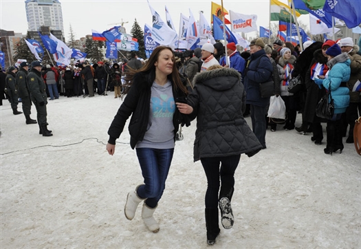 На площадь Куйбышева пришли около пяти тысяч человек. Среди них - студенты, представители трудовых коллективов и члены партии "Единая Россия"