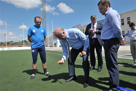 Губернатор проверил качество футбольного поля стадиона "Кристалл" в Сызрани
