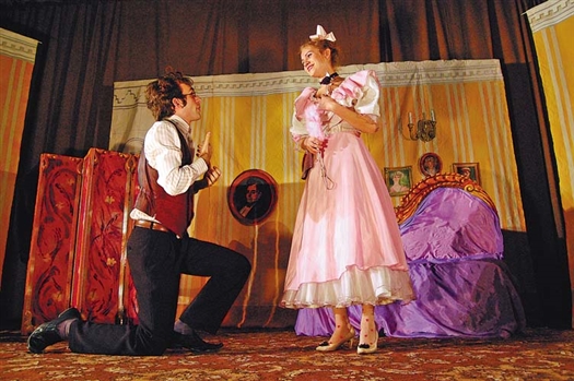 В спектаклях театра по-прежнему задействованы яркие костюмы и эффектные декорации