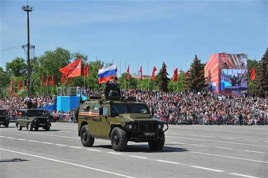 По главной площади Самарской области проходит современная военная техника