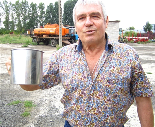 Председатель совета директоров ЗАО «Нива» эту литровую кружку возит с собой всегда
и считает, что молоко
с его фермы самое
вкусное