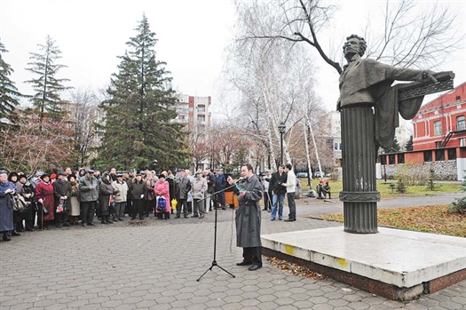 Одной из площадок праздника литераторов стал сквер имени Пушкина, где тоже звучали стихи.