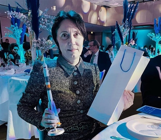 Врачам, работающим в "красной зоне", посвящается: на благотворительном вечере в Женеве представили макет самарской ракеты