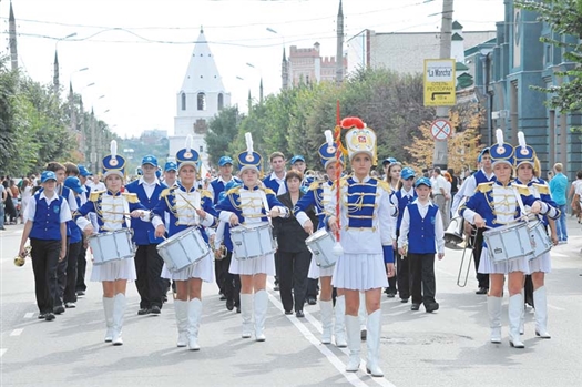 В субботу участники фестиваля «Cеребряные трубы Поволжья» организовали праздничное шествие «По главной улице с оркестром»