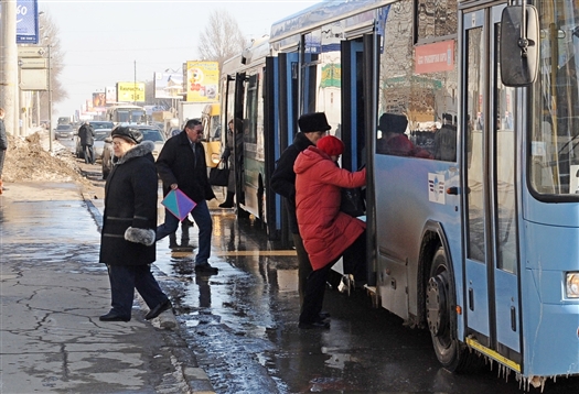 После остановки водитель не закрыл двери автобуса на средней площадке