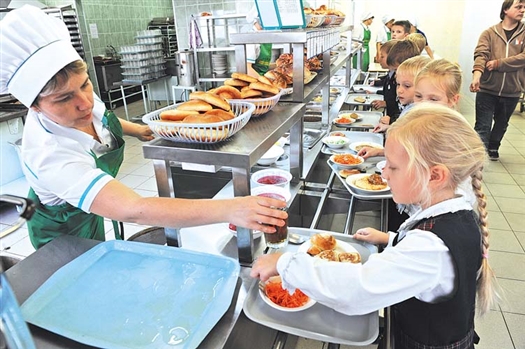 В школах, которые обслуживает добросовестный комбинат питания, и выбор блюд богатый, и настроение у учащихся хорошее